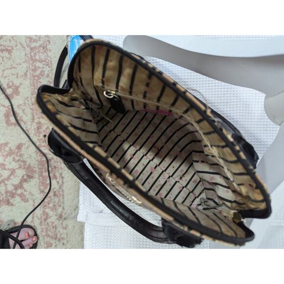 BETSEY JOHNSON! BLACK & TAN LOGO FABRIC CROSSBODY PURSE, BAG, HANDBAG! SWEET! - Picture 8 of 12